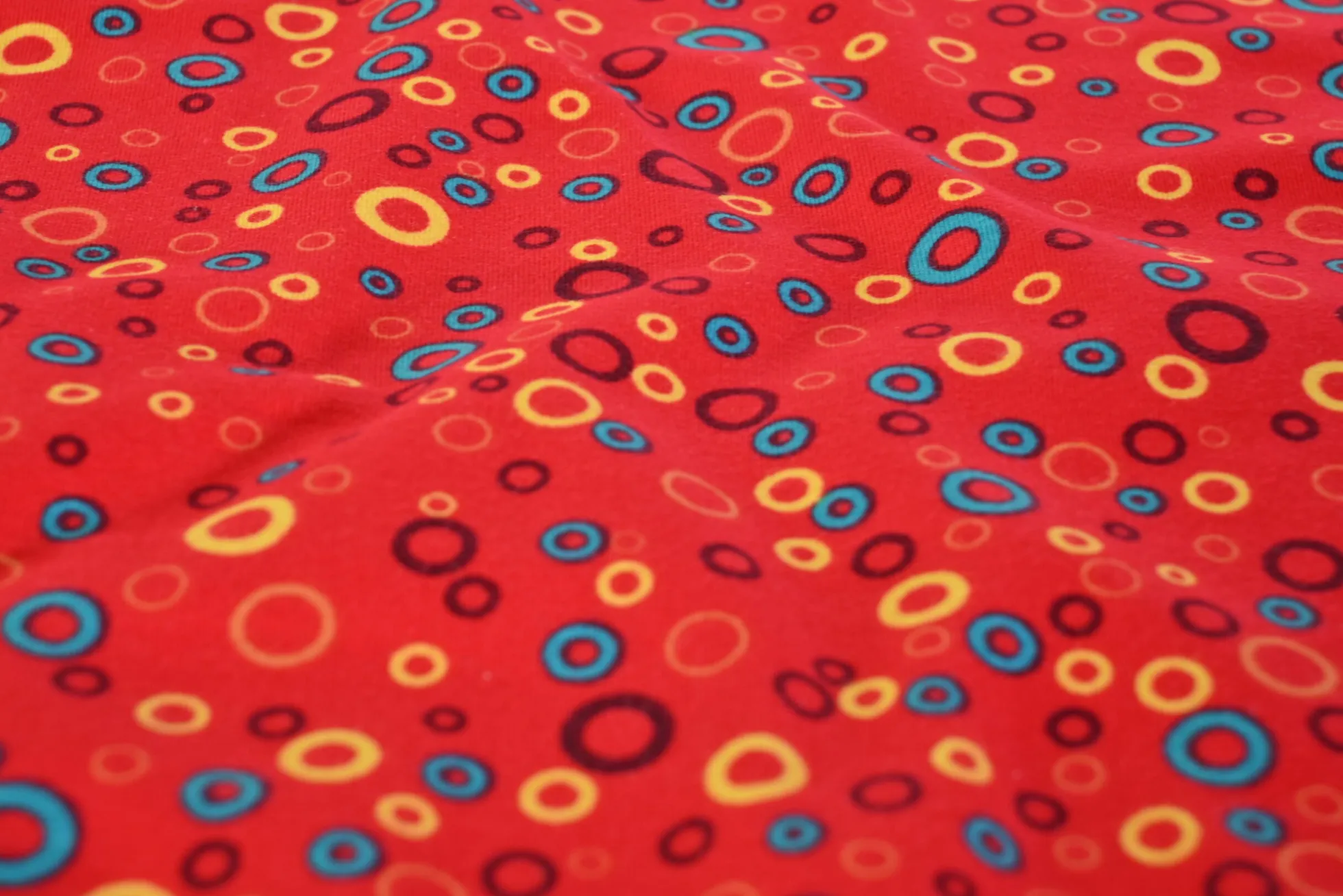 Katoen tricot – Colorful circles on red