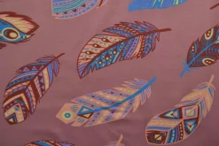 Katoen tricot Royal – Kleurrijke veren donker oudroze