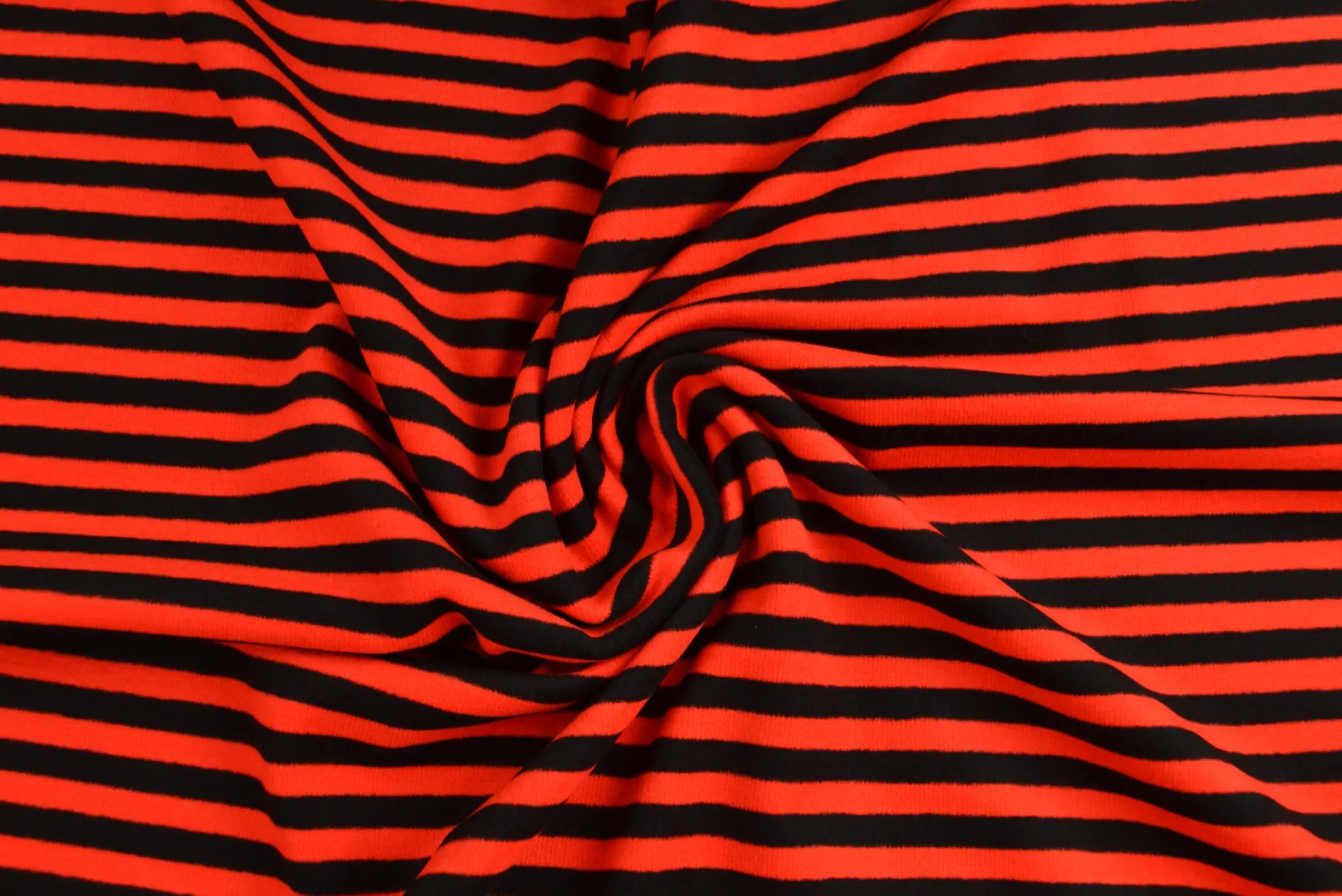 Katoen tricot soft touch – Red & black stripes