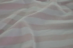 Katoen tricot – Wit met licht zalm gestreept