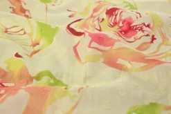 Katoen voile – Pink roses on light beige