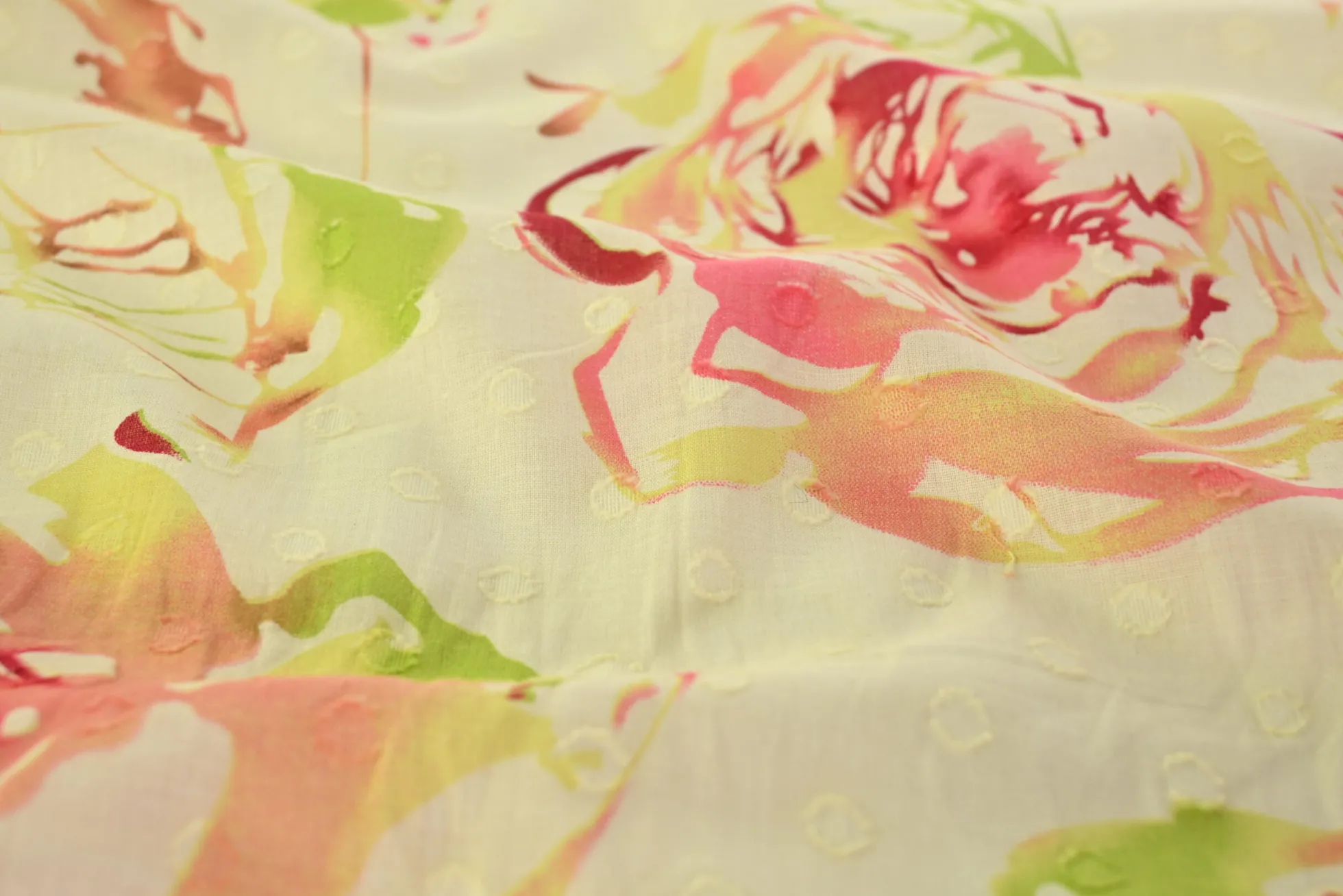 Katoen voile – Pink roses on light beige
