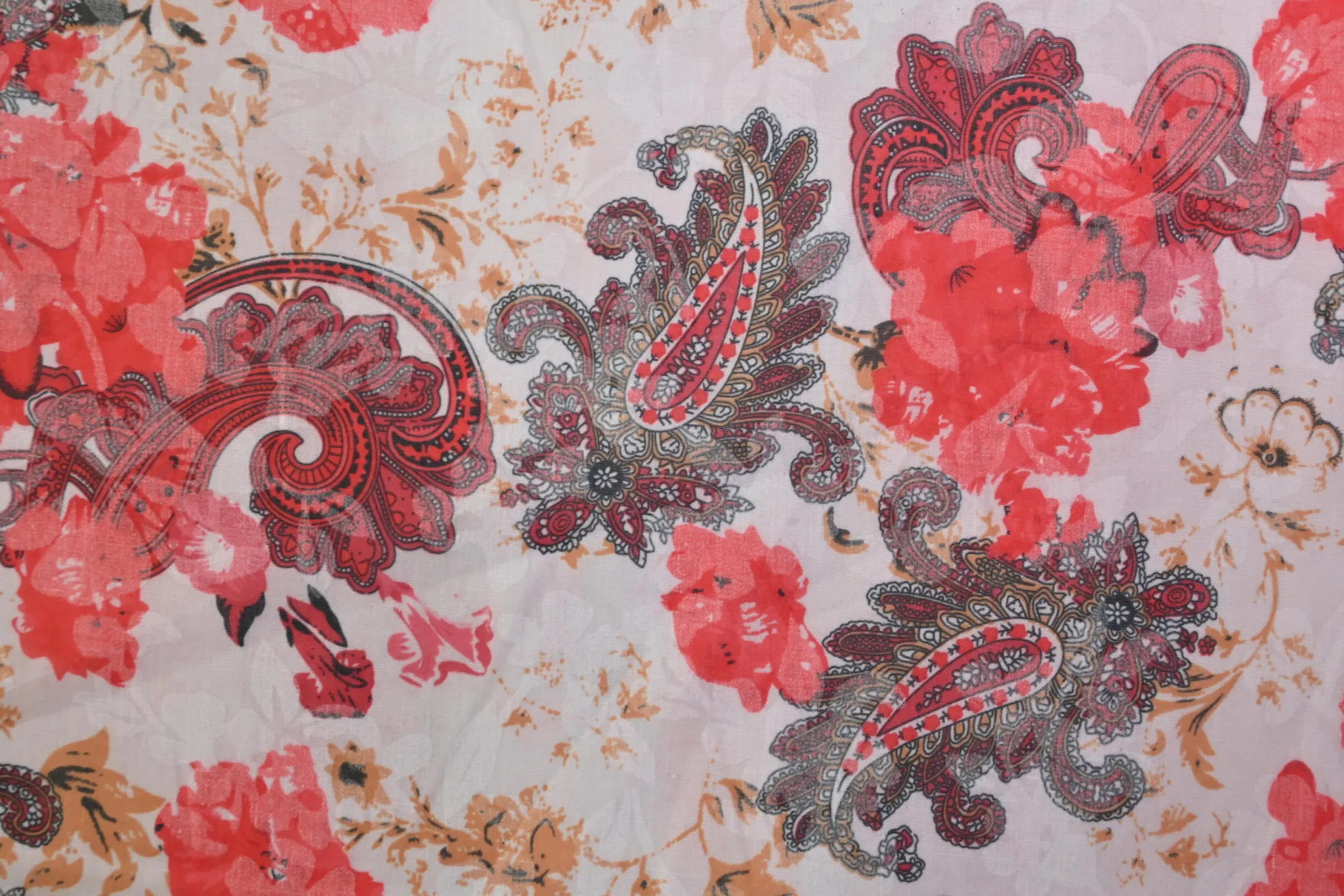 Katoen voile – Red paisley flowers