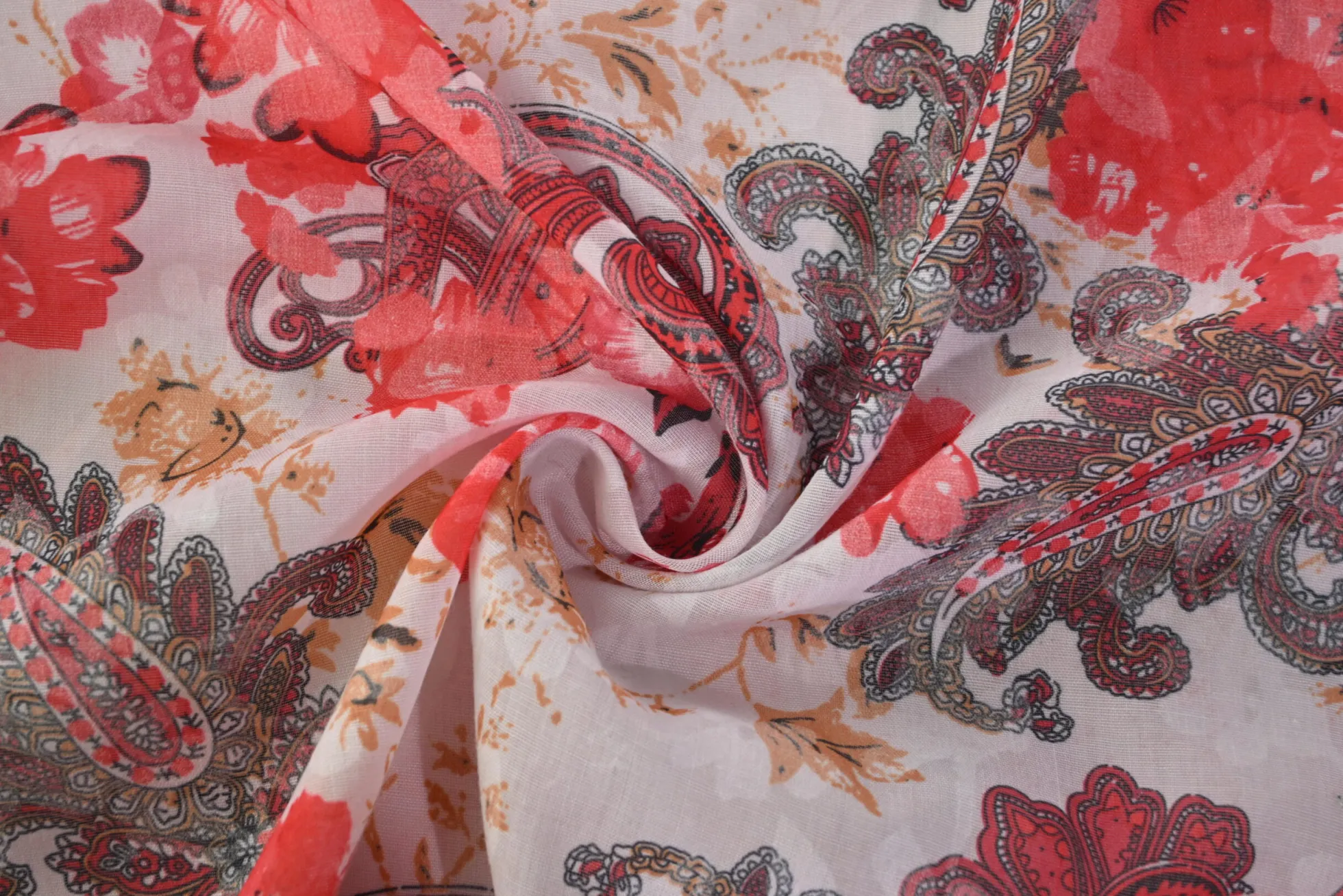 Katoen voile – Red paisley flowers