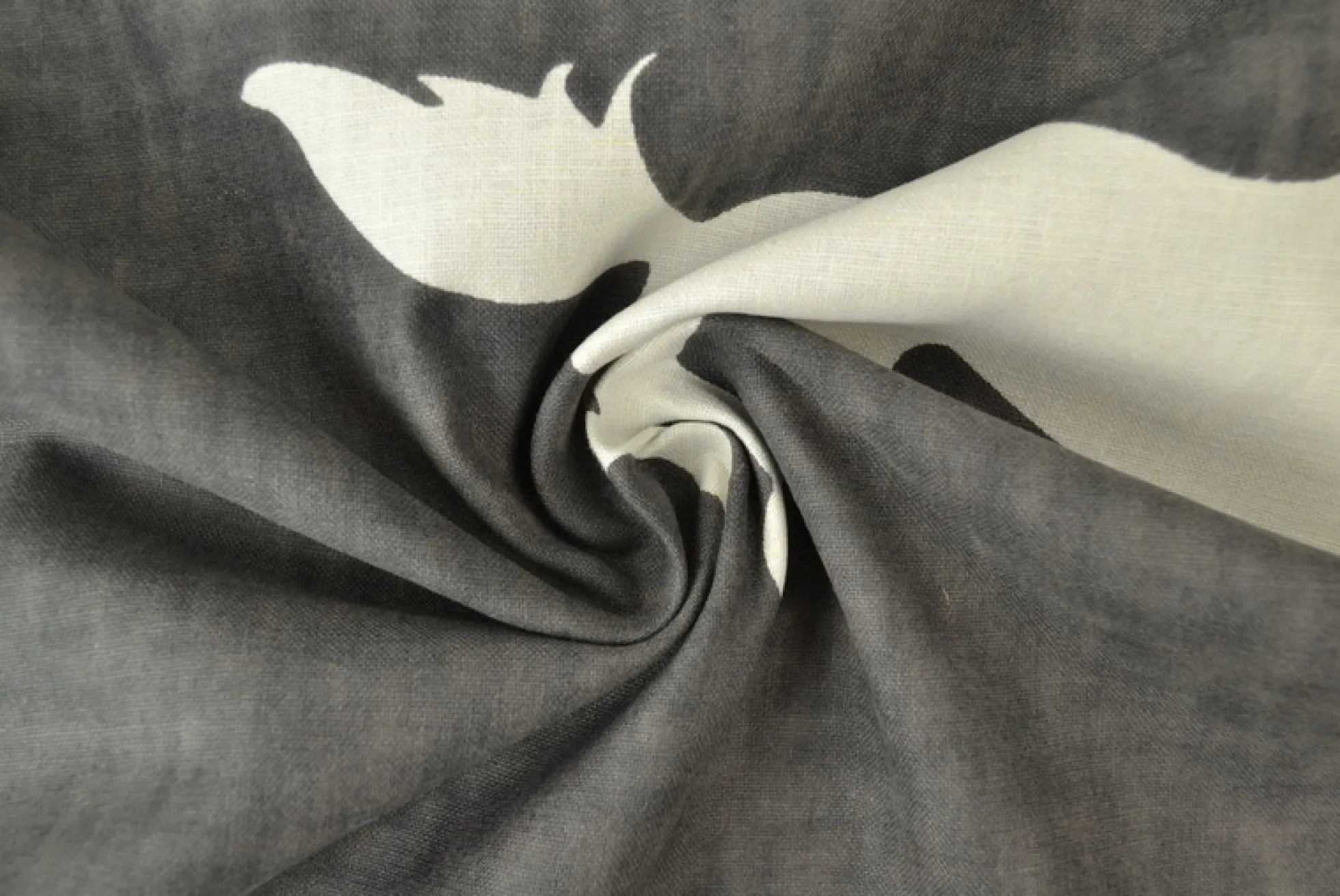 Linnenlook katoen – White horse on dark