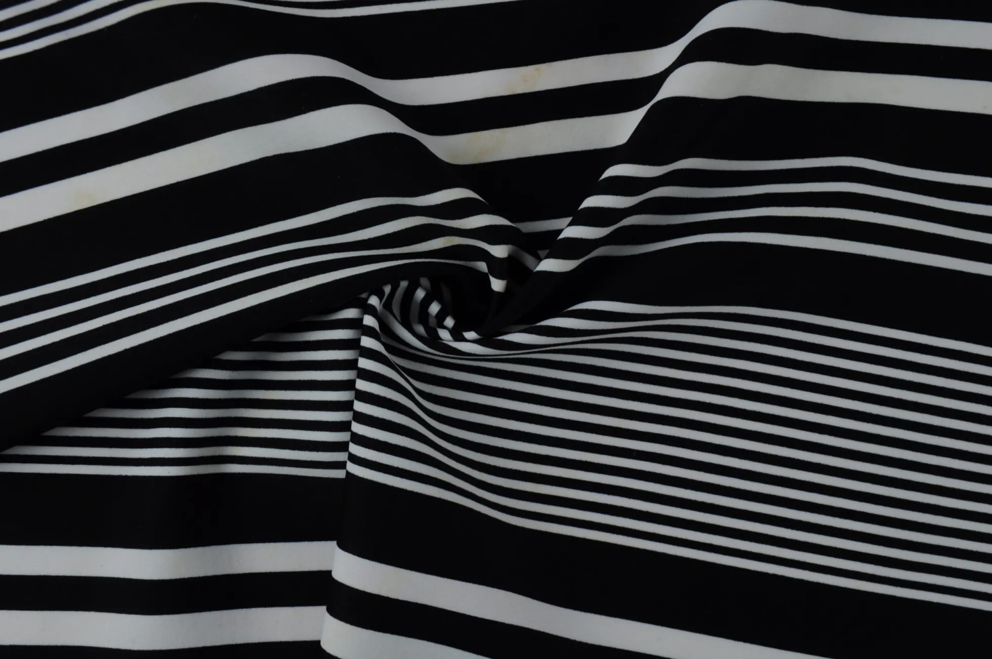 Lycra – Monochrome stripe black & white