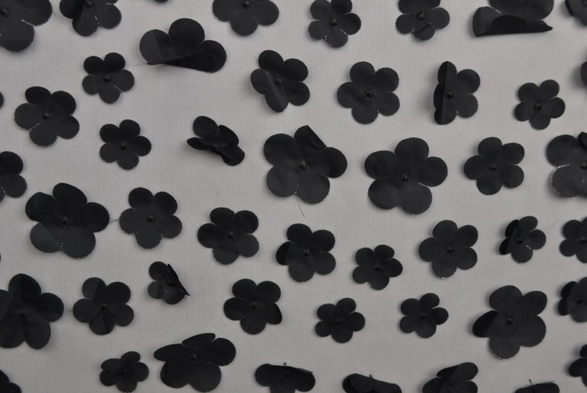 Mesh Flower – Zwart geborduurd
