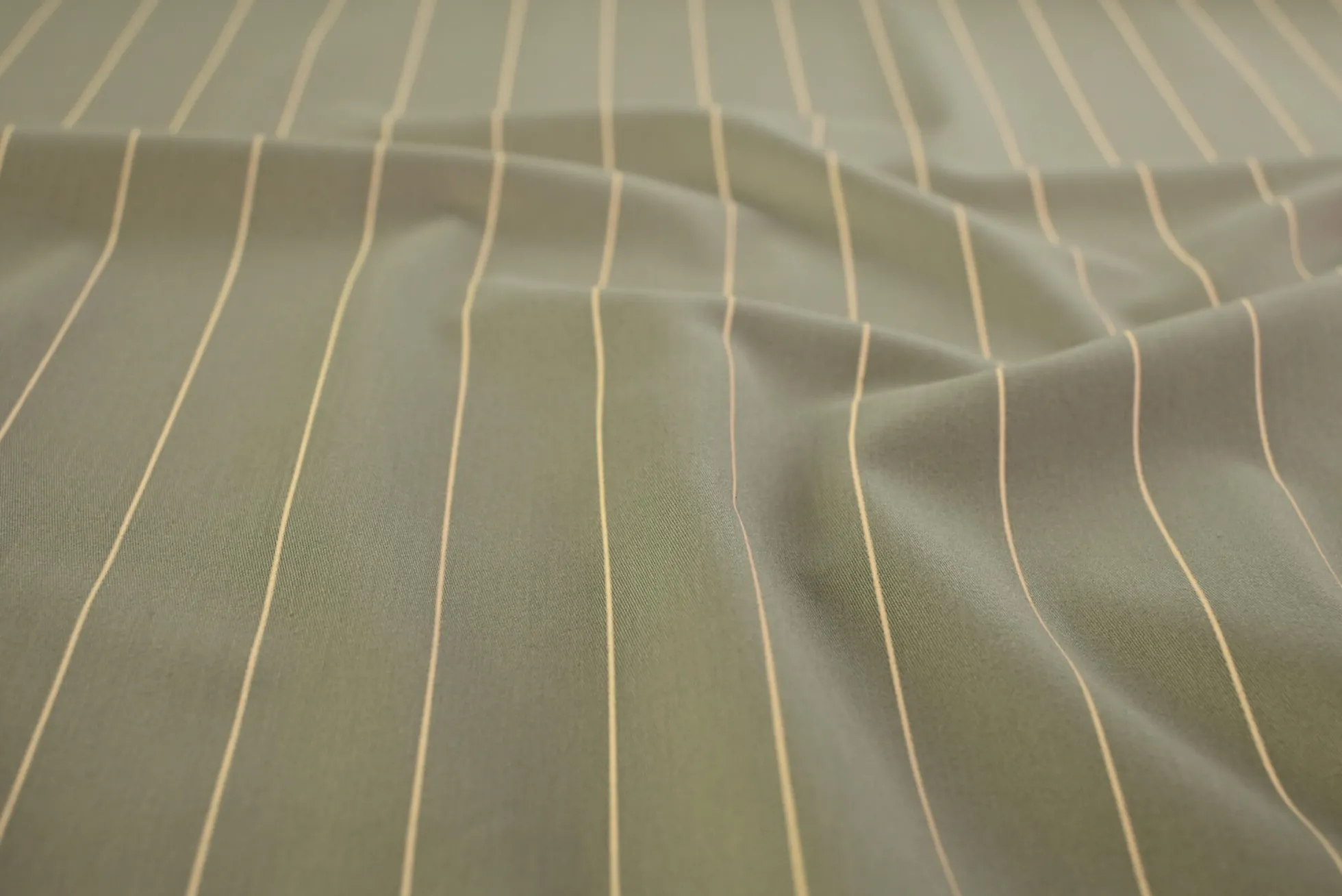 Stretch katoen – Olijfgroen met beige krijtstreep