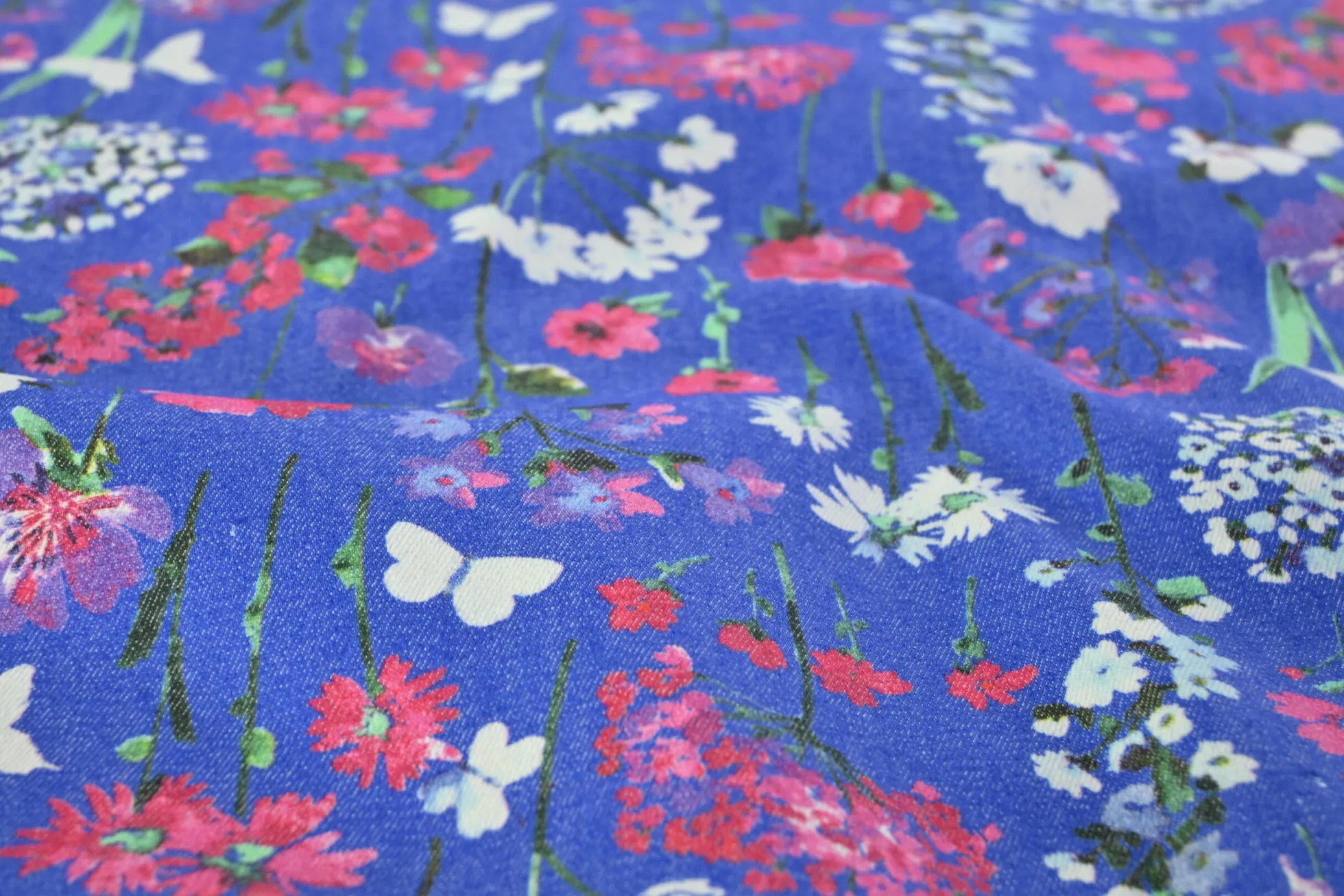 Stretch katoen – Poppy on blue denim