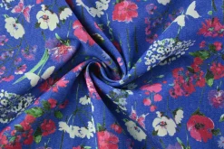 Stretch katoen – Poppy on blue denim
