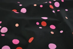 Stretch katoen – Red & pink dots on black