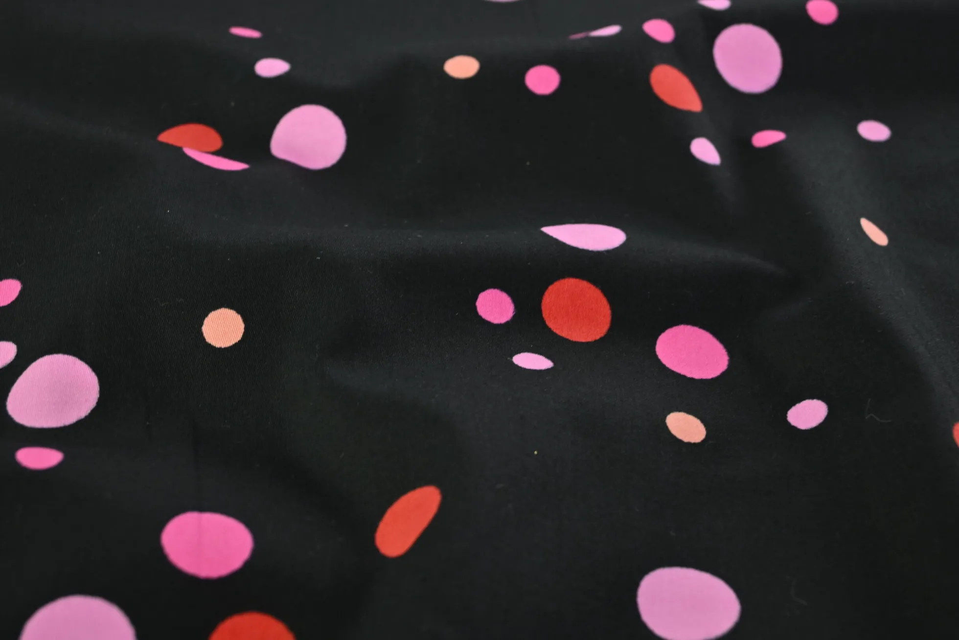 Stretch katoen – Red & pink dots on black