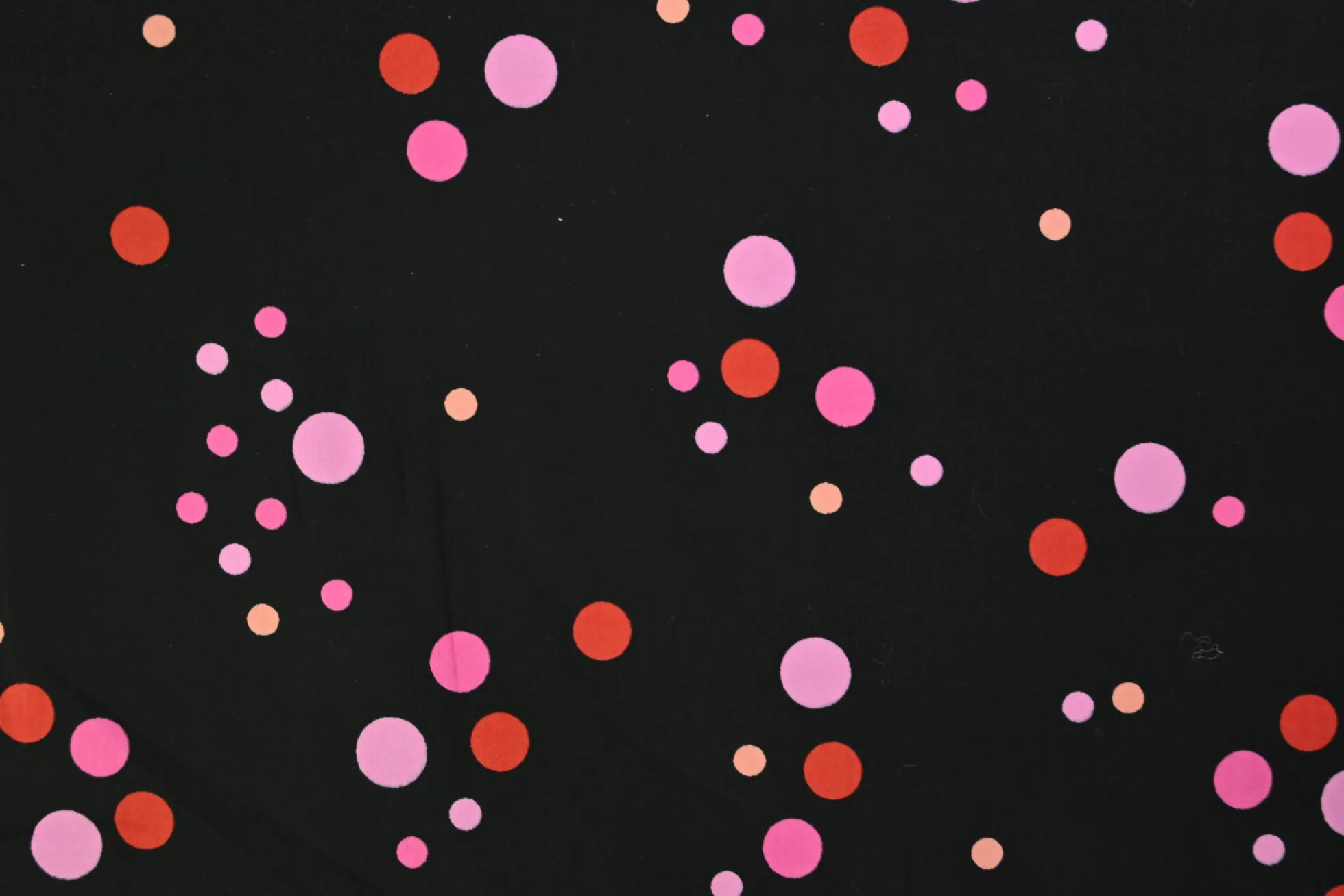 Stretch katoen – Red & pink dots on black
