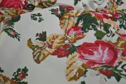 Stretch katoen – Roses on off-white