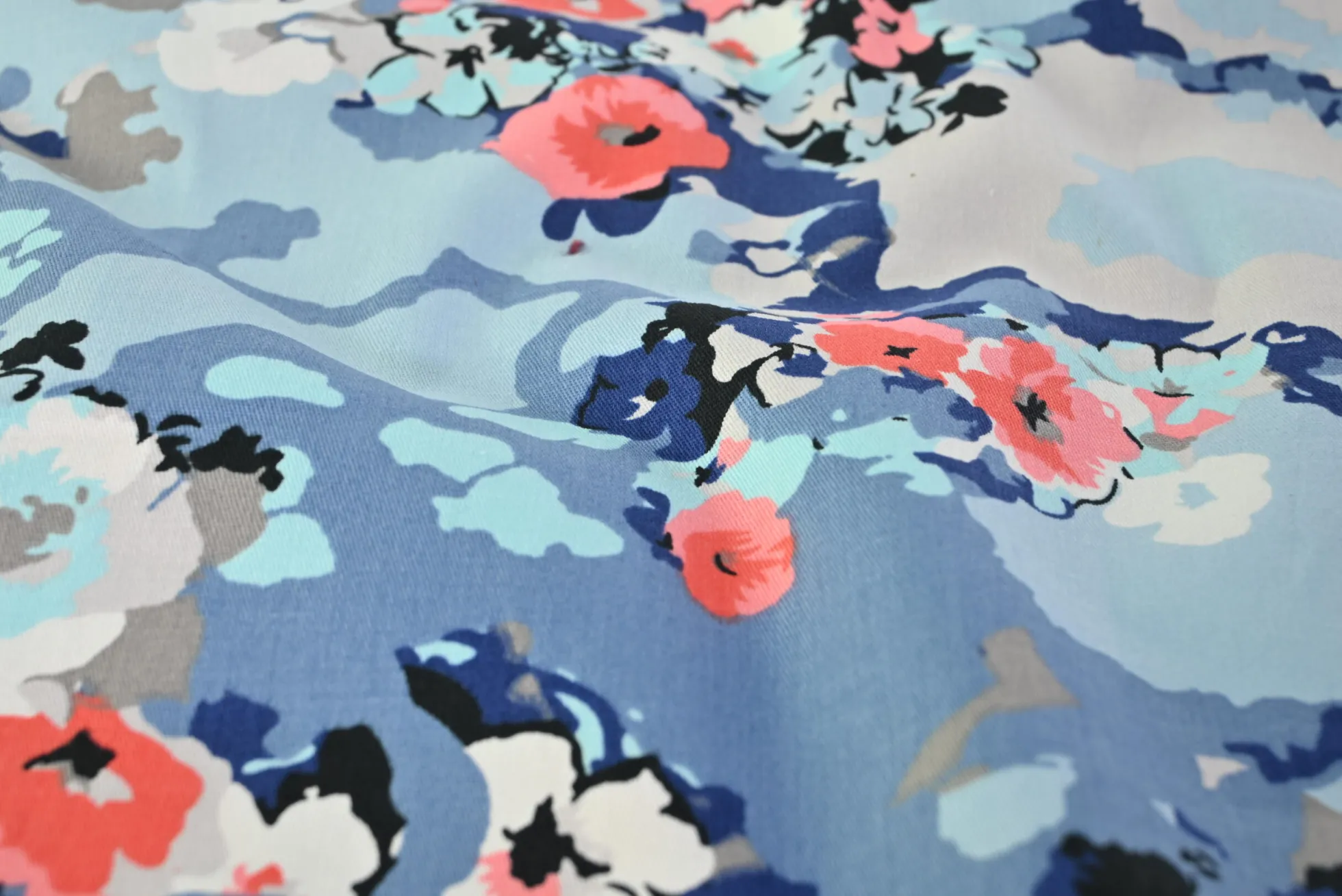 Stretch katoen – Soft blue army & flowers