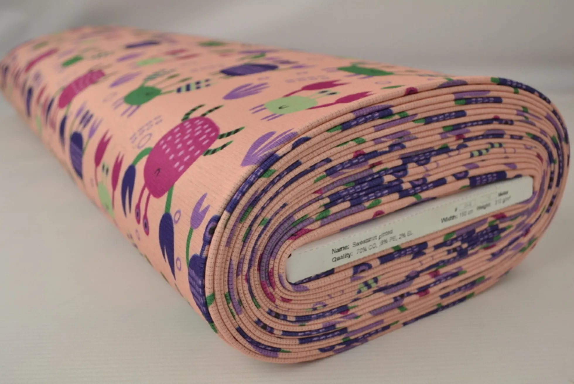 Sweaterstof / Jogging alpenfleece – Kleurrijke krabbetjes zalmroze