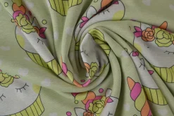 Sweaterstof / Jogging alpenfleece – Eenhoorn cupcakes licht limegroen