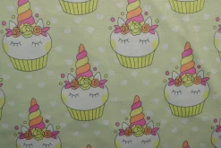 Sweaterstof / Jogging alpenfleece – Eenhoorn cupcakes licht limegroen