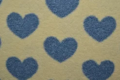 Teddy / borg – Blue hearts on off-white