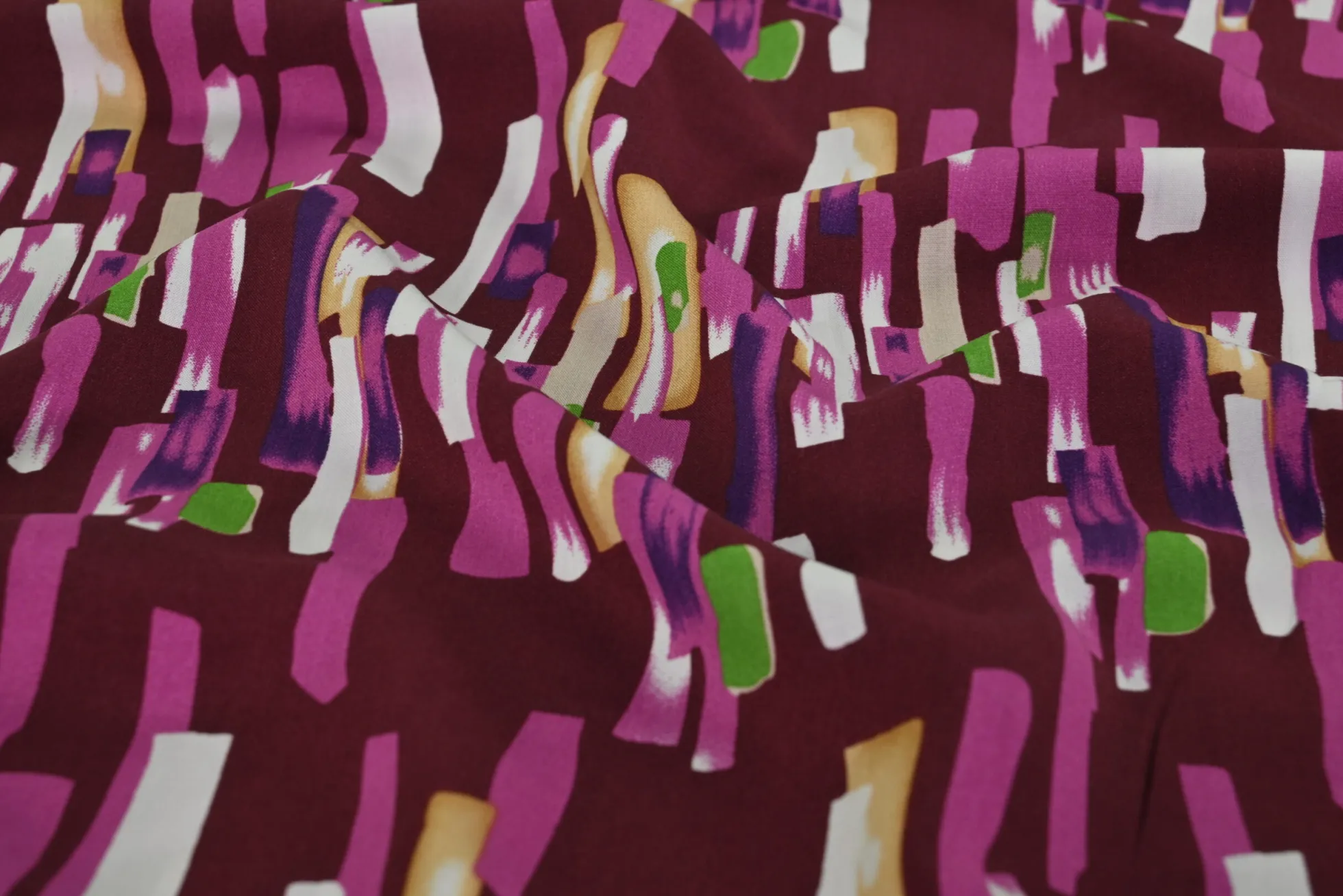 Viscose – Burgundy & pink strokes