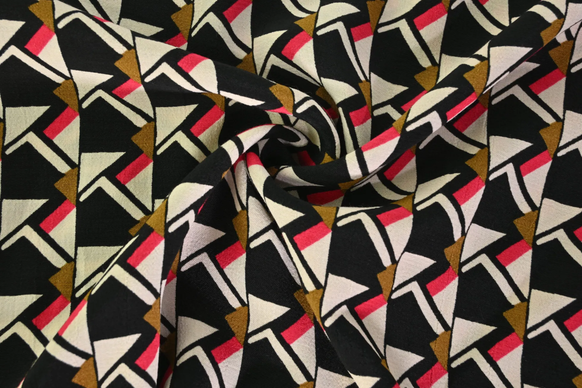 Viscose crêpe – Black triangle