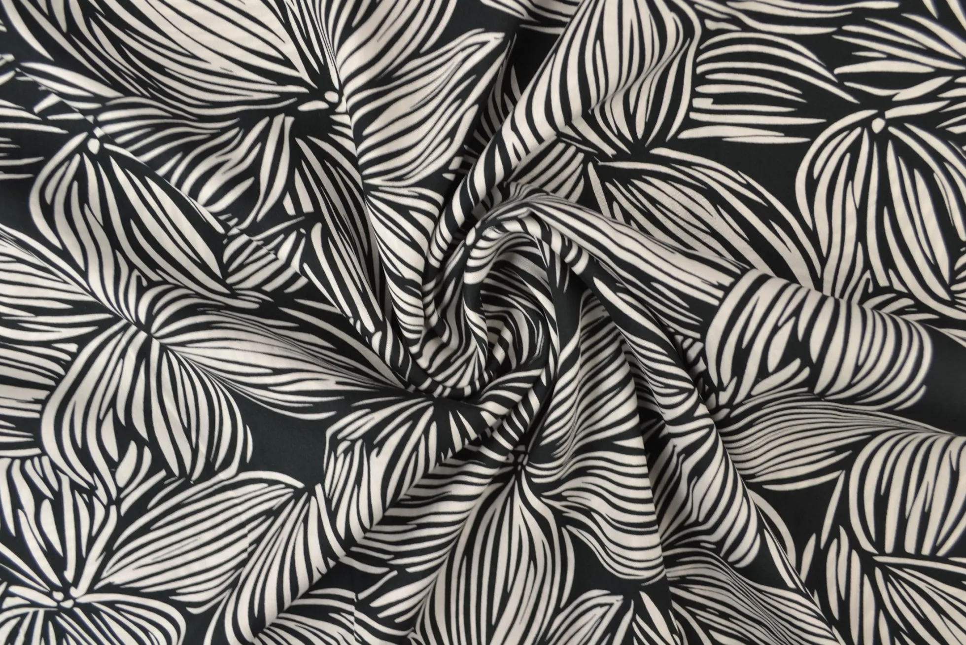 Viscose – Flower drawing black