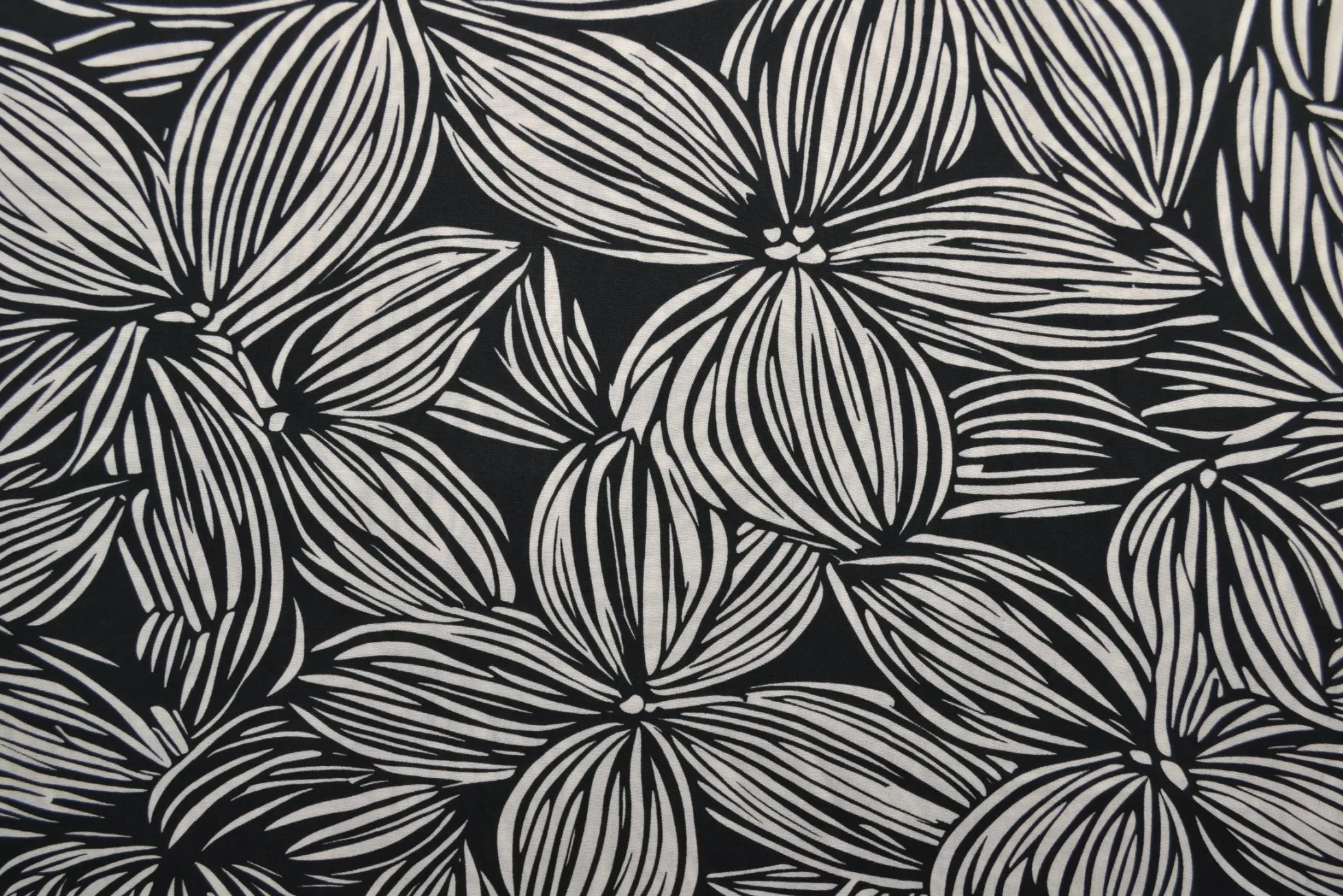 Viscose – Flower drawing black