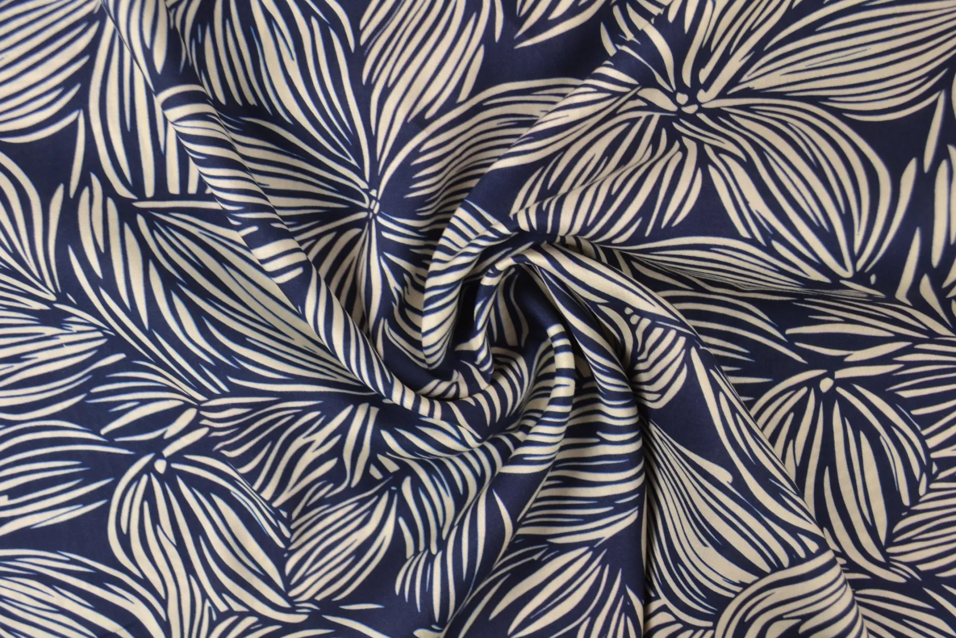 Viscose – Flower drawing navy