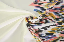 Viscose stretch crêpe – Kleurrijke ikat op gebroken wit randdesign
