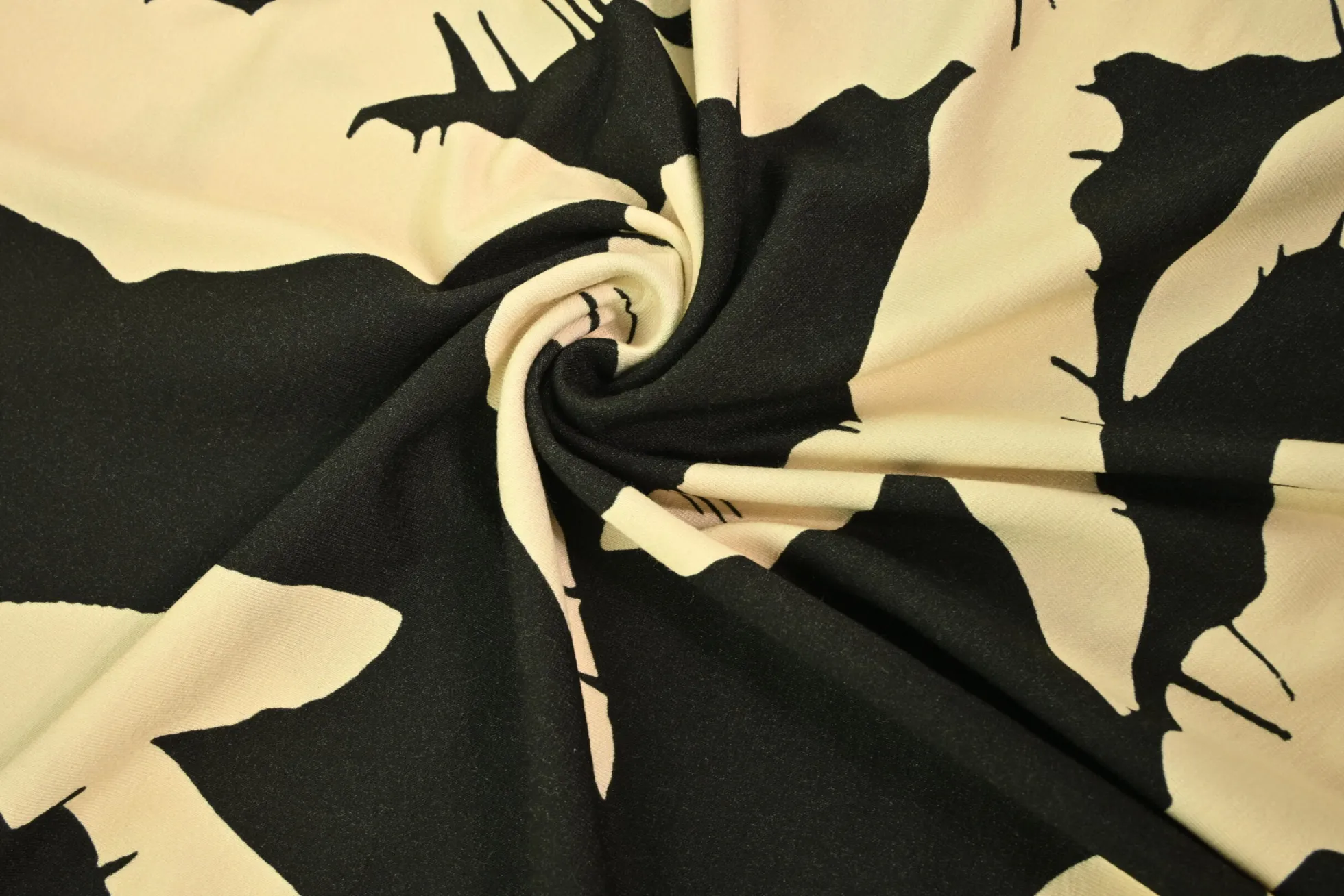 Viscose tricot – Banana leaves black