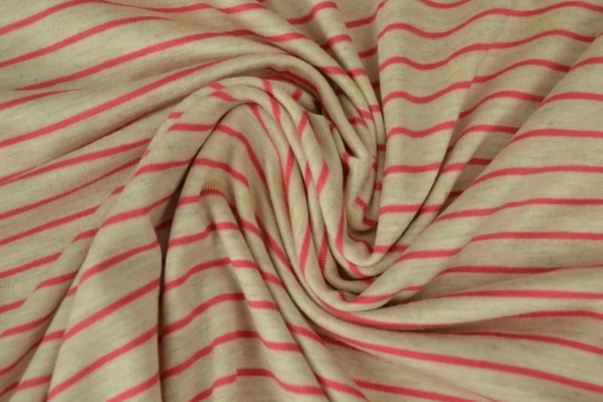 Viscose tricot – Ecru en koraalroze gestreept
