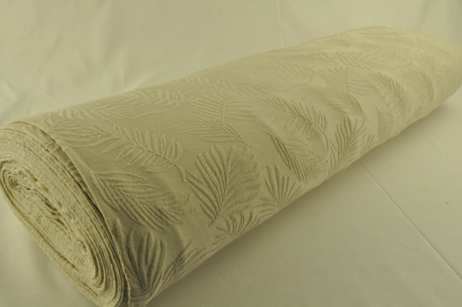 Viscose tricot jacquard – Leaves creme – Rol 30m x 155cm