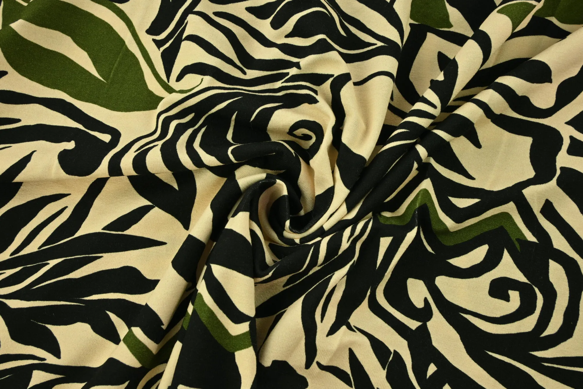 Viscose tricot – Jungle noir olive on champagne