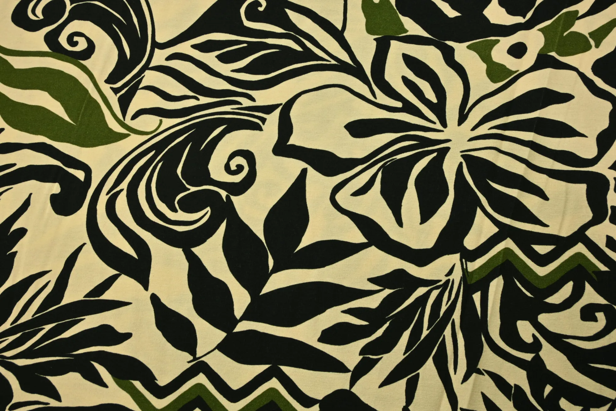 Viscose tricot – Jungle noir olive on champagne
