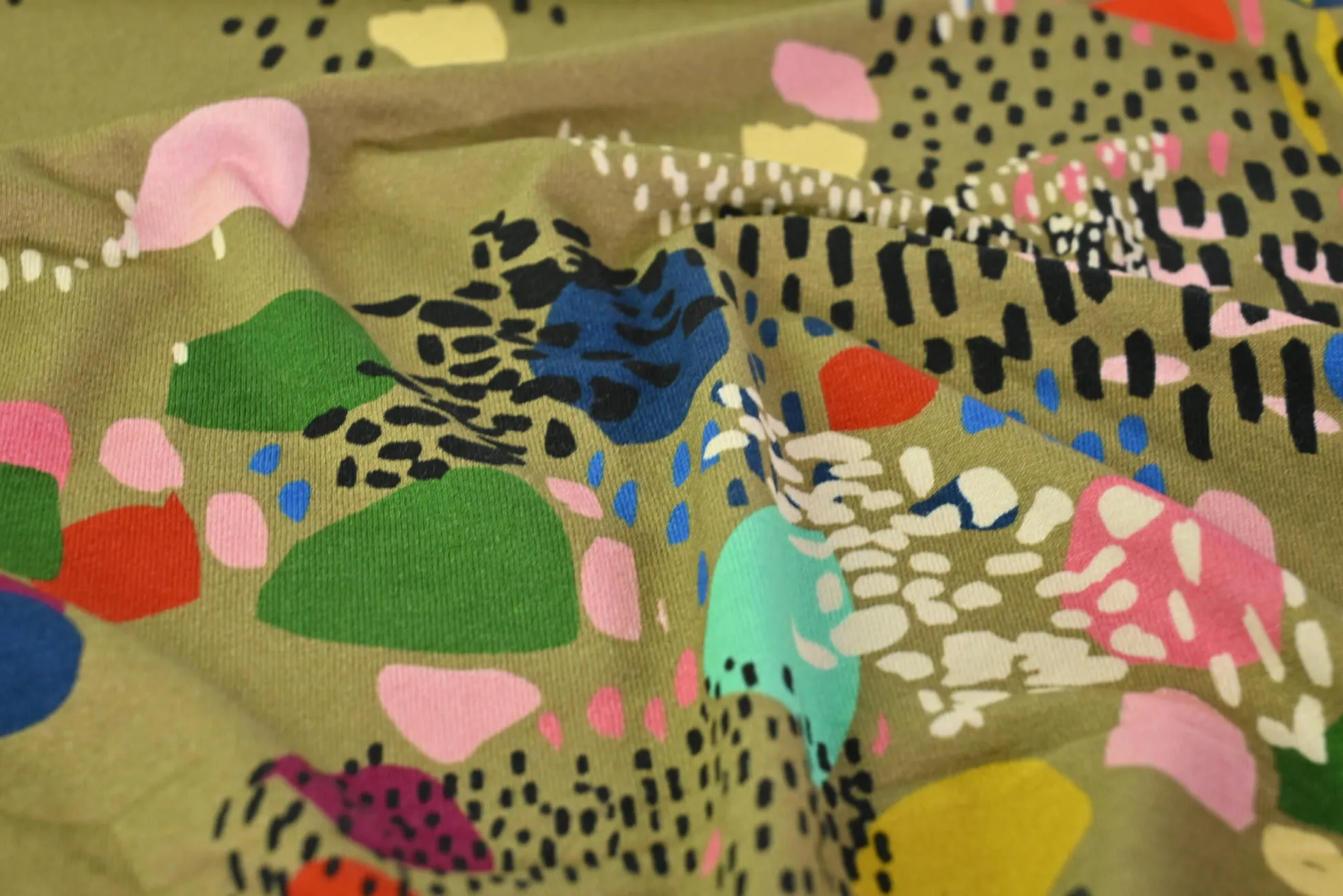 Viscose tricot – Olive Playful Shapes