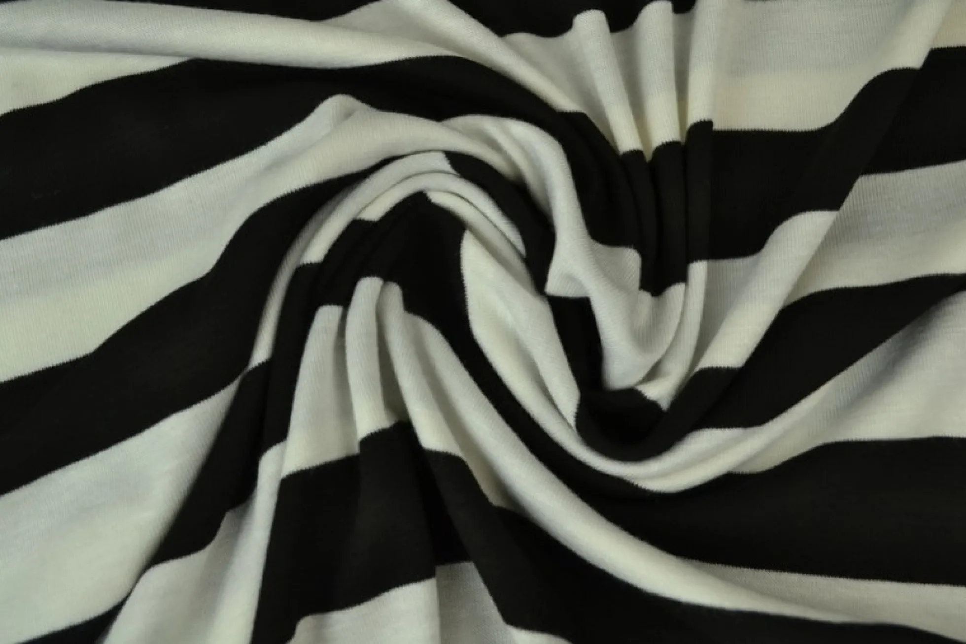 Viscose tricot – Zwart en gebroken wit gestreept