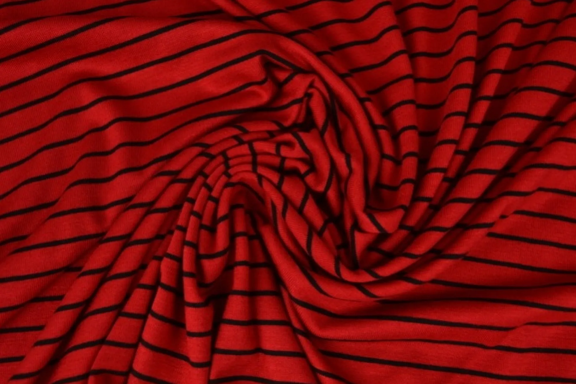 Viscose tricot – Zwart en rood gestreept