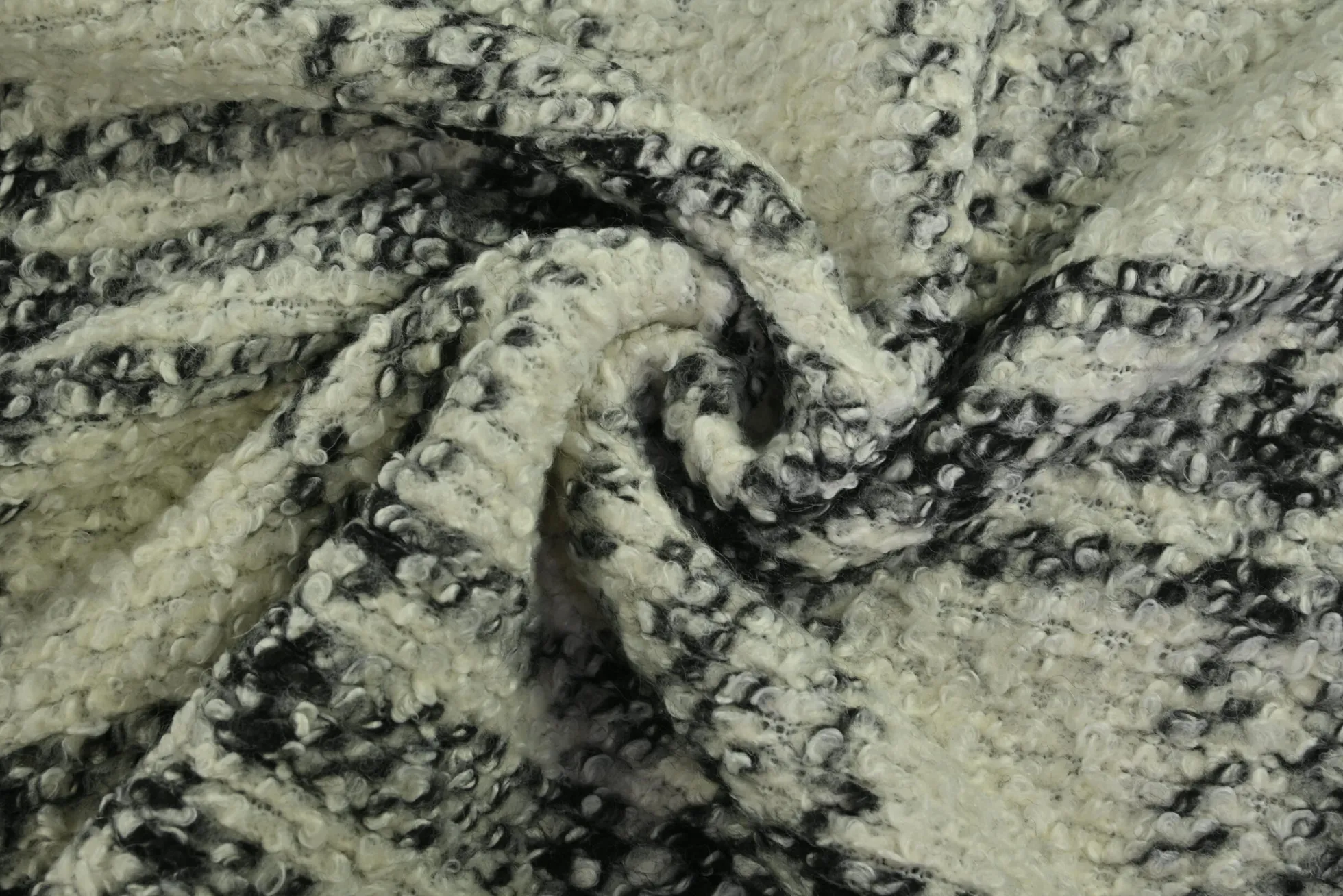 Wollen stof bouclé – Ecru & zwart ruit