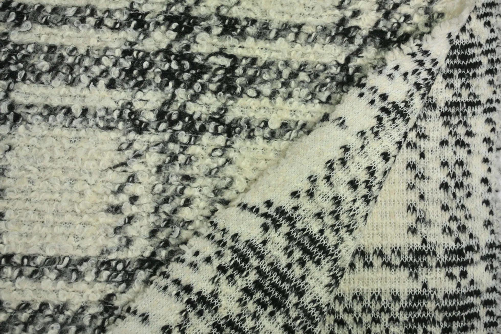 Wollen stof bouclé – Ecru & zwart ruit