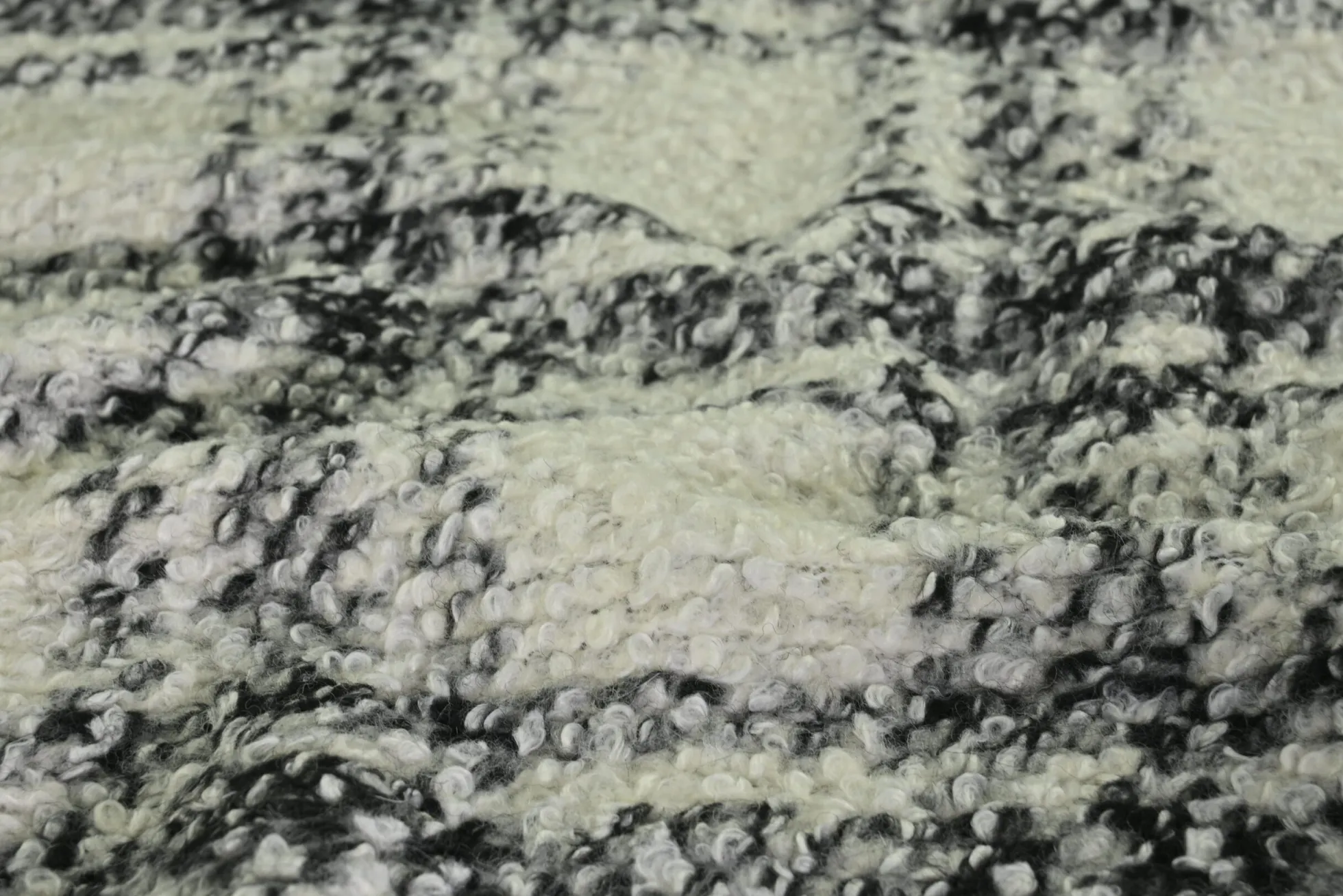 Wollen stof bouclé – Ecru & zwart ruit